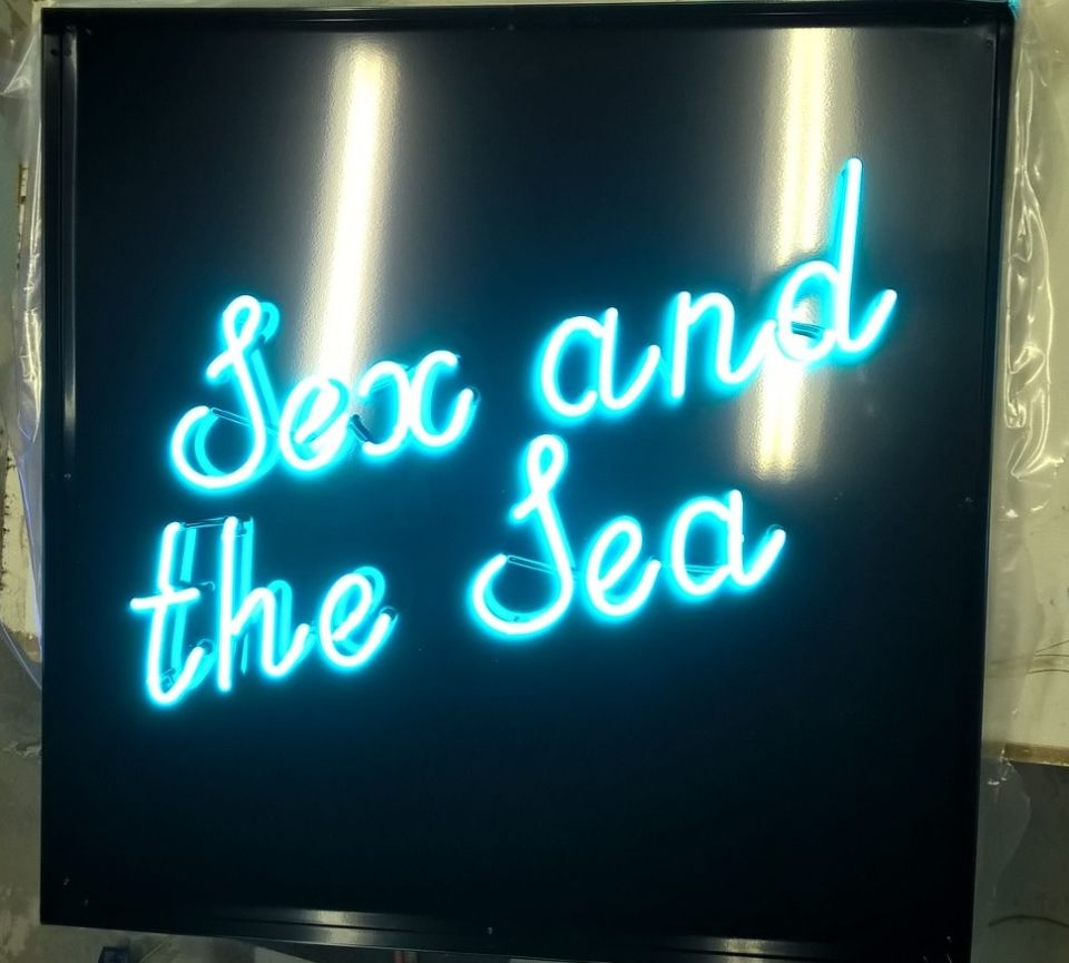 Sex and the Sea -neonkyltti